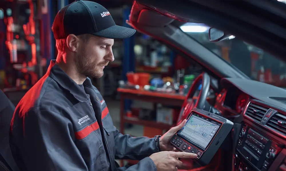 Diagnostic d’un voyant moteur par un professionnel avec une valise OBD2