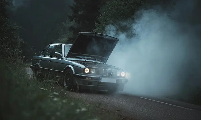 Moteur BMW en surchauffe avec vapeur sous le capot