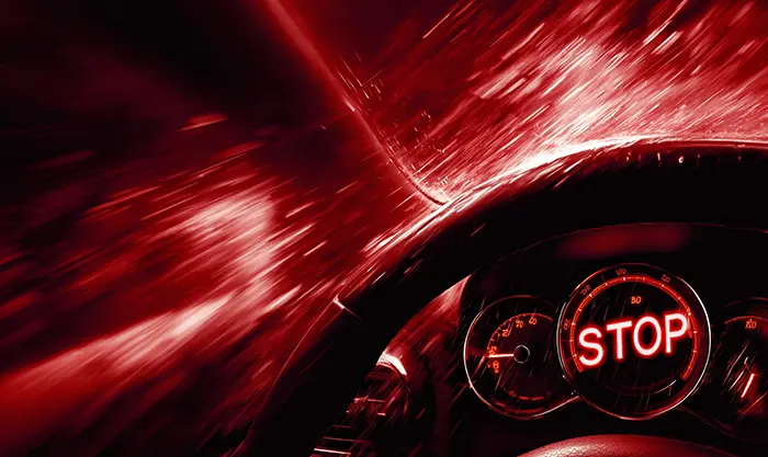 Gros plan du voyant STOP rouge sur tableau de bord Clio 2