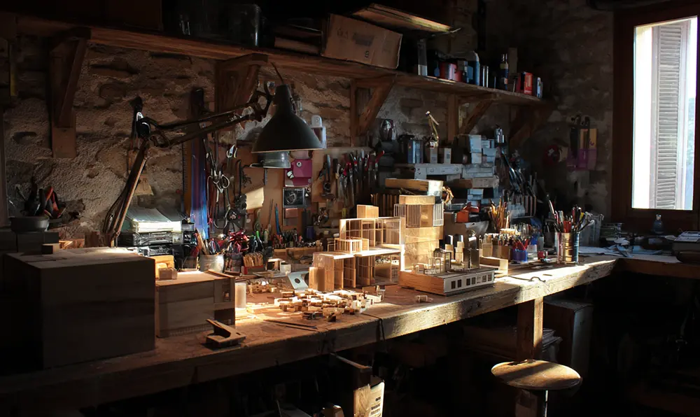 Atelier de modélisme avec outils et maquettes en cours