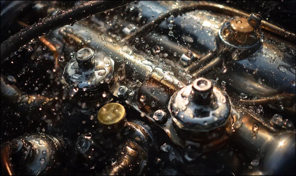 Vue d’un compartiment moteur parfaitement propre, prêt à l’entretien