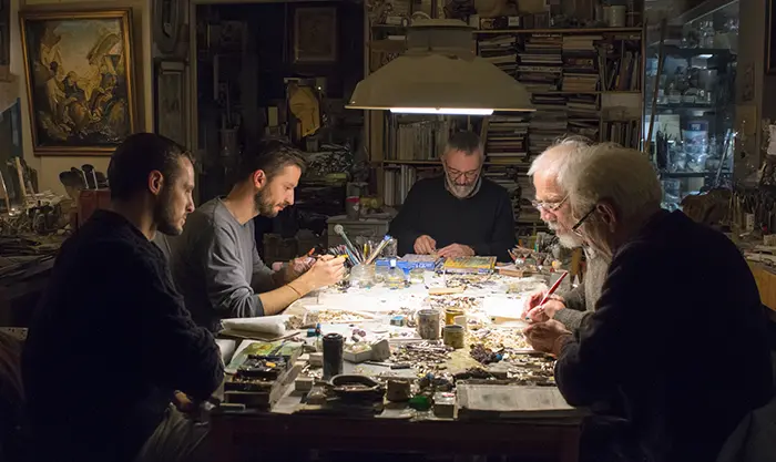 Groupe de modélistes partageant des conseils autour d’une maquette