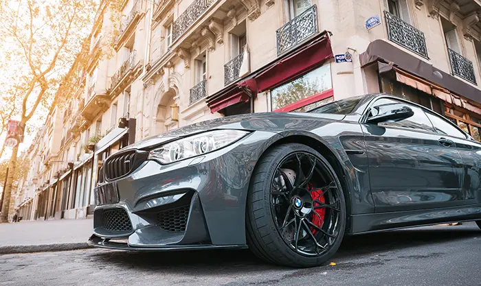 BMW M4 en gris Nardo, étriers rouges et détails carbone révélés sous éclairage urbain