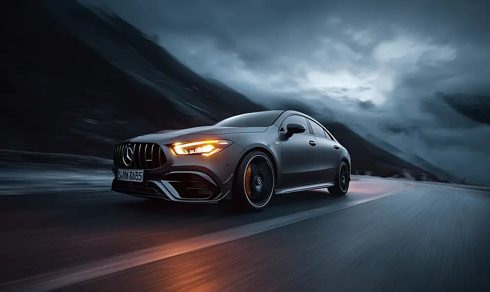 Vue avant Mercedes‑AMG CLA 45 S sur route de montagne