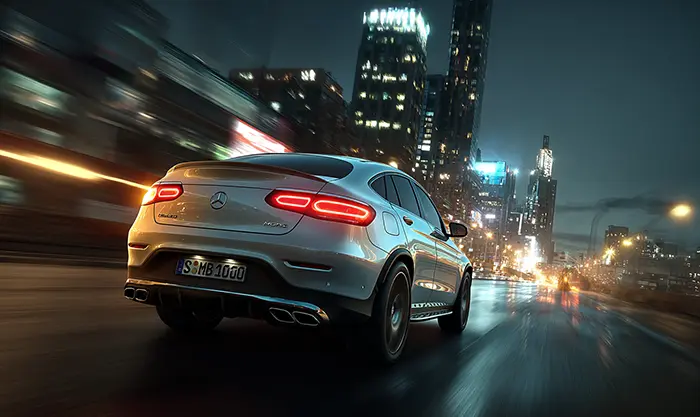 Mercedes GLC Coupé en mouvement, silhouette fuyante