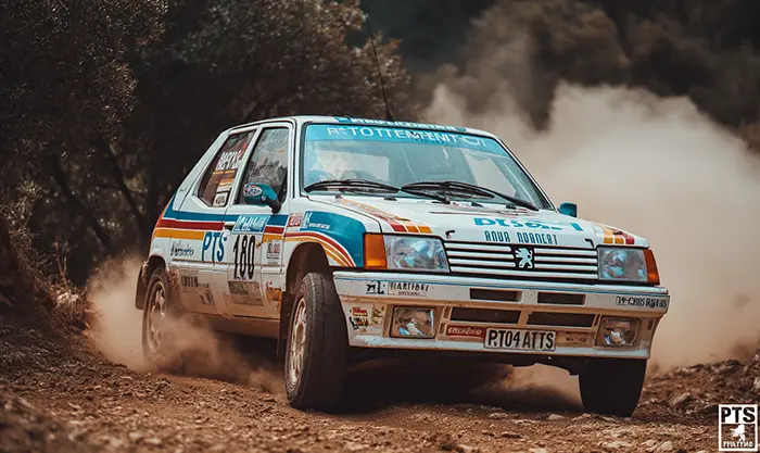 Peugeot 205 Rallye en rallye sur piste poussiéreuse