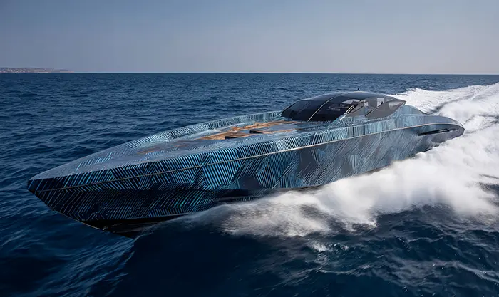 Yacht Lamborghini 63 coque carbone en navigation rapide