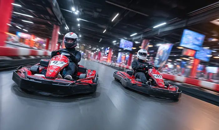 enfants et adultes s’amusant en kart électrique indoor