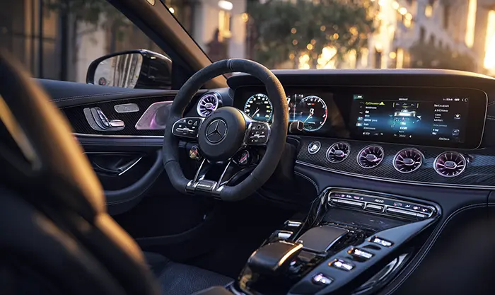 Intérieur sport Mercedes‑AMG CLA 45 S – volant et écrans MBUX
