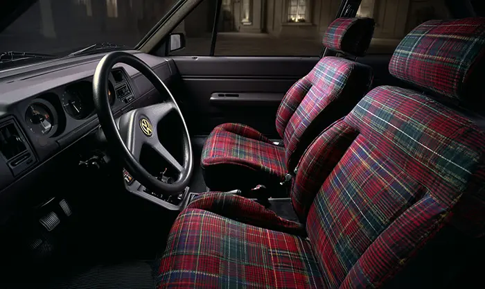 Intérieur Volkswagen Golf I : tableau de bord simple et sièges tartan