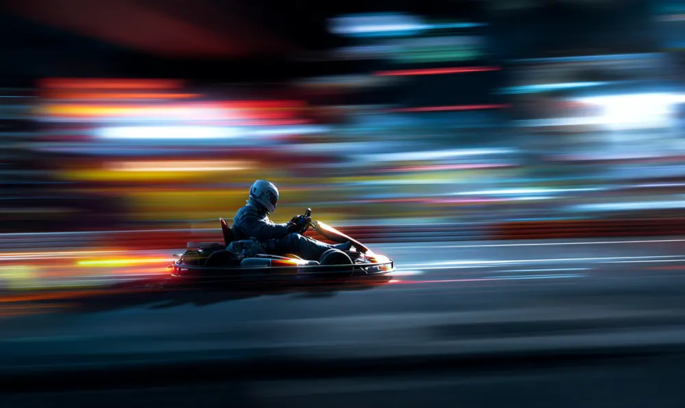 kart électrique en course sur un circuit propre et futuriste