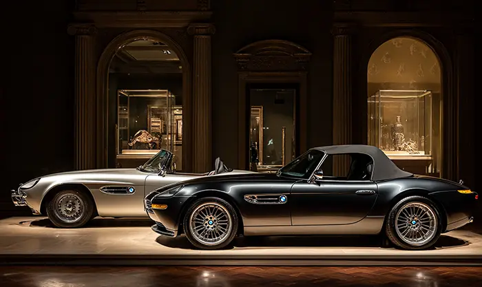 Profil latéral côte à côte d’une BMW Z8 et d’une BMW 507 en exposition muséale