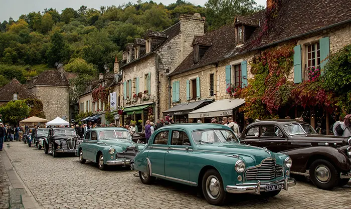 Rassemblement voitures classiques dans un village