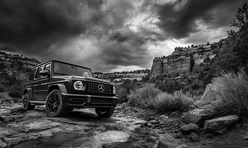 SUV Mercedes‑AMG G63 chrome dans paysage hostile