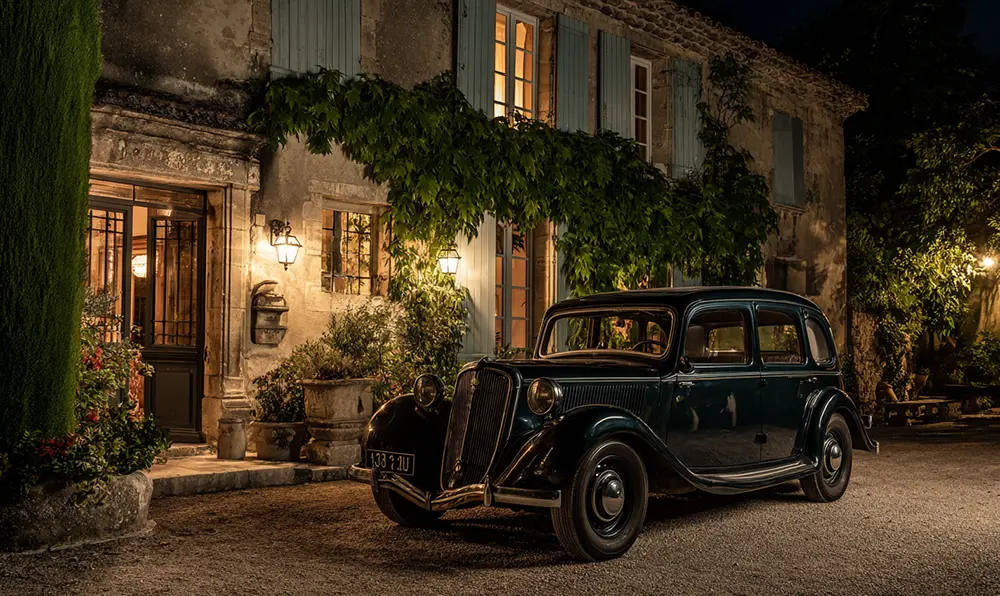 voiture ancienne restaurée devant bâtiment historique