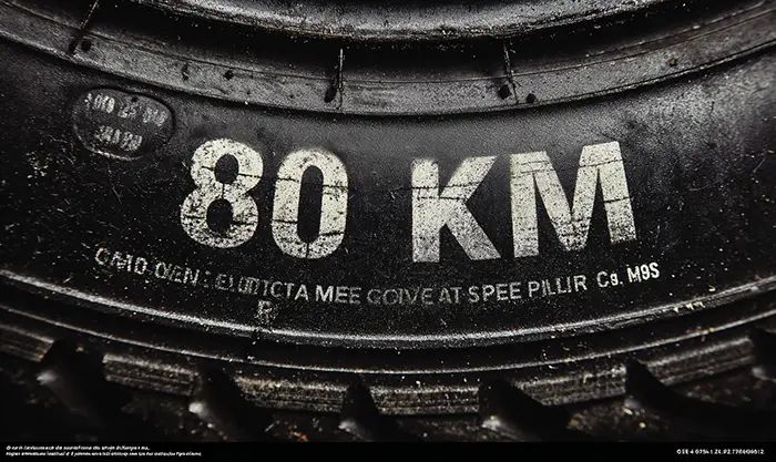 Gros plan sur galette avec indication vitesse 80 km/h